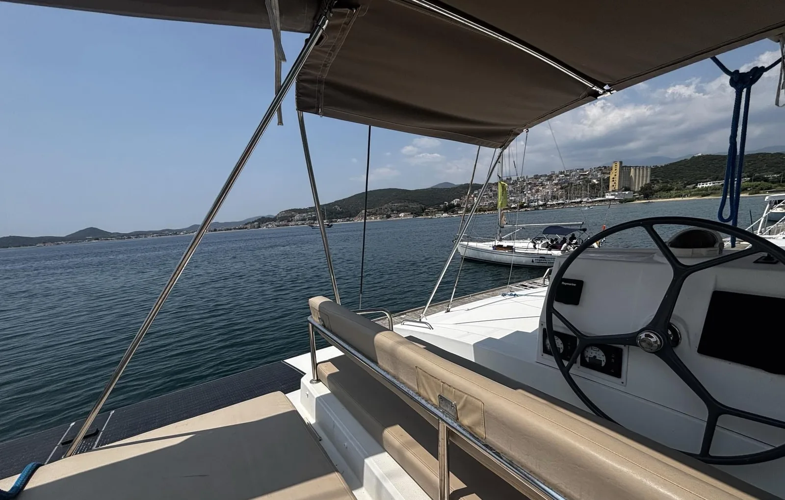 Flybridge helm and sun lounger